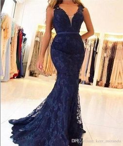 Moderne dunkle Navy Lace Mermaid Prom -Kleider gegen Nackenperlen Pailletten Appliken formelle Abendkleider rücken bedeckte Knöpfe Promkleider