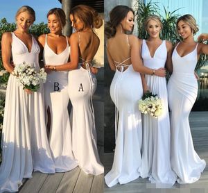 2019 En yeni beyaz nedime elbiseleri seksi sırtsız yan yarık denizkızı bir çizgi v boyun spagetti kayışı uzun onur hizmetçisi plaj düğünü için