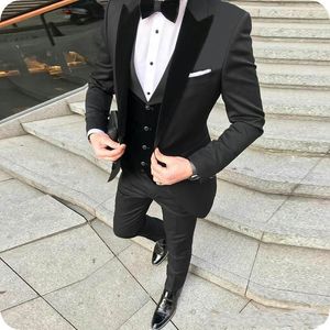 Charcoal Grey Groom Tuxedos Peak Lapel Groomsman Wedding 3 Piece Suit Moda Mężczyźni Business Prom Jacket Blazer (Kurtka + spodnie + krawat + kamizelka) 2865