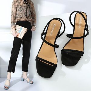 Summer Square Каблуки Скольжение тапочки Женщины Peep Toe Сандалии Классические черные Элегантные Низкие каблуки Открытый платье партии Обувь Два вида Wear