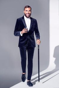 Nya populära två knappar Dark Blue Velvet Groom Tuxedos Notch Lapel Slim Fit Groomsmen Wedding Men Party Suits Jacket Pants Tie N2388