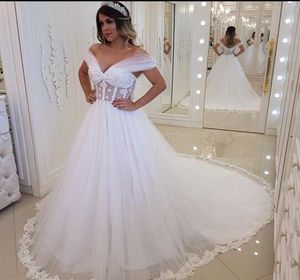 Eleganckie Suknie Ślubne Ramię V Neck Tulle Linia Suknia Ślubna Przycisk Złudzenie Koronki Dostosuj Bride Formalna Suknia