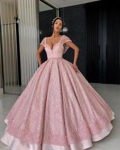 Luksusowa Różowa Suknia Balowa Prom Dresses V Neck Cap Rękawy Formalna Suknia Wieczorowa Z Zroszonymi Koronką Afryki Dubaj Arab Party Quinceanera Suknie