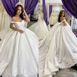 Charmig full spetsbollklänningar Bröllopsklänningar Elegant Av Skulder Bröllopklänningar Handgjorda 3D Blomma Dubai Arabisk Bröllopsklänning