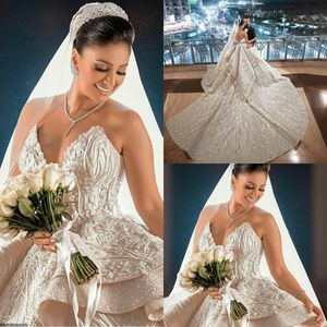 2020 Ballkleid-Hochzeitskleid mit Pailletten, 3D-Blumenapplikationen, Herzausschnitt, Spitze, Brautkleider, rückenfrei, Rüschen, Sweep-Zug, Robes de Soir￩e