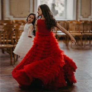 Erstaunliche rote rückenfreie Blumenmädchenkleider für eine Linie, abgestufte Hochzeits-Festzug-Kleider, bodenlanges Tüll-Erstkommunionkleid