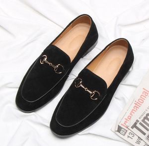 Promocja Spring Men Velvet Mokorki imprezowe buty ślubne w stylu Europa czarny brązowy szary aksamitne kapcie napędzające mokasyny 38-44 BM614