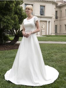 2020 A-Line Satin Modest Bröllopsklänningar Med Beaded Kortärmad Scoop Neck Beaded Belt Kvinnor Moderna Modest Bridal Gowns Custom Made