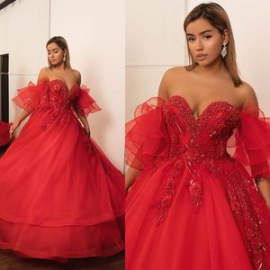 Elegancka Red Ball Suknia Quinceanera Suknie Sexy Sweetheart Handmade Kwiaty Koraliki Prom Suknie Sweep Pociąg Perły Formalna Suknia