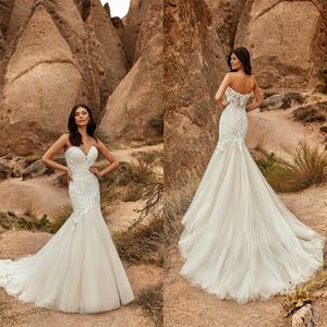 Sexiga Strapless Mermaid Bröllopsklänningar Ärmlös Backless Appliqued Lace Boho Bridal Dress Ruched Tulle Sweep Train Robes de Mariée