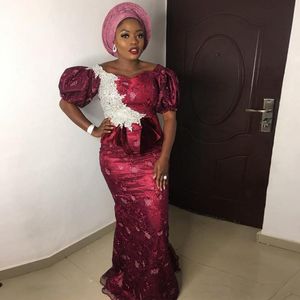 Aso Ebi Dark Red Bal Sukienki Koronkowe Aplikacje Krótki Rękaw Syrenka Suknie Wieczorowe Plus Size Peplum Maid of Honor Dress Kobiety Formalne zużycie