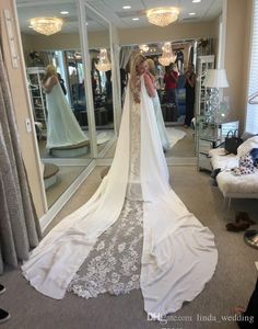 2019 Bohemian Sheath Bröllopsklänning Modest med Long Train Capes Garden Bridal Gown Custom Made Plus Size
