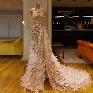 2020 Syrenki Suknie Wieczorowe Tiul z Glitter High Side Split Formalne Party Suknie Jedno ramię Weep Train Feather Prom Dress