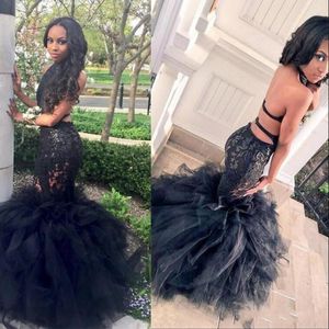 Stunning Sexy Cutaway Sidor Evening Klänningar Backless Black Lace Halter Neck Mermaid Prom Klänningar Tiered Kjolar Tulle Women Party Gowns