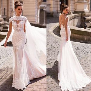 Pizzo nuovi splendidi abiti da sposa a sirena bianca con mantella sexy bottoni trasparenti ricoperti di lunghezza del pavimento senza schienale abiti da sposa abiti da festa