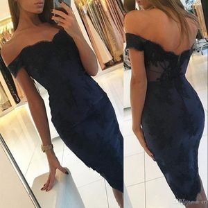Billiga nya sexiga korta marinblå hemkommande klänningar från axel svarta spetsar applikationer satin knä längd formella festklänningar svans klänning