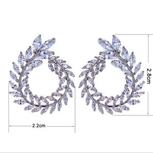 Moda moda orecchini firmati in oro 18 carati placcati a forma di foglia orecchini da donna in ottone di cristallo CZ per regalo di nozze per feste