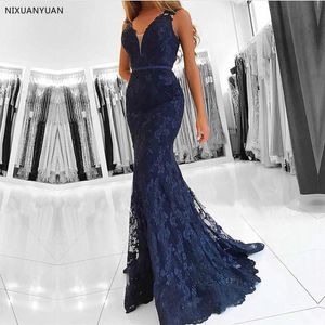 Navy Blue Muslim Evening Dresses 2019 Mermaid V-Neck Lace Formell Dubai Saudiarabisk Appliqiue Lång Elegant Evening Prom Kappa Täckta Knappar