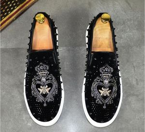 Yeni karahindiba sivri uçlar düz deri ayakkabılar rhinestone moda erkek nakış loafer elbise ayakkabıları sigara içme terlik gündelik elmas ayakkabı bmm978