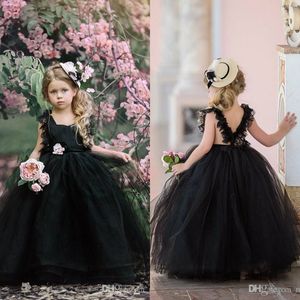 Schwarze Ballkleid-Blumenmädchenkleider Puffy Lace Cap Sleeves Open Back 2020 Girls Pageant Dress Gothic Kids Formal Wear Brautkleider