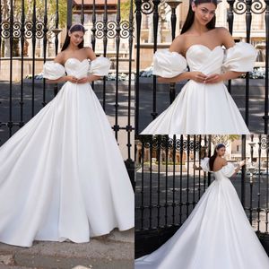 Prinsessan Satin Bröllopsklänningar med avtagbara puffärmar Sweetheart Ruched Elegant Wedding Gowns Custom Made Robes De