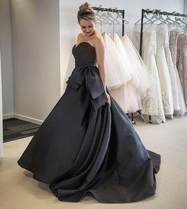 Einfache Vintage-Brautkleider aus schwarzem Satin im Gothic-Stil, farbenfroh, trägerlos, herzförmiges Perlenoberteil, nicht traditionelles Brautkleid mit farbiger Schleife