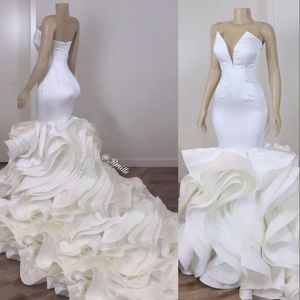 2021 Vintage weiße arabische Meerjungfrau-Hochzeitskleider, Herzausschnitt, Schlüsselloch, ärmellose Rüschen, abgestufte Kapellenschleppe, formelle Brautkleider in Übergröße