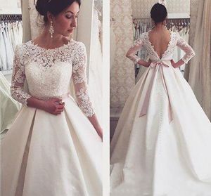 Dubai Arabiska 3/4 Långärmade Bröllopsklänning En Linje Lace Appliques Backless Country Garden Bride Bridal Gown Custom Gjorda Plus Storlek