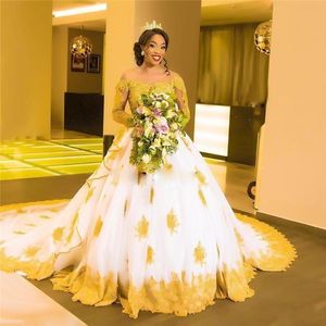 Luxury African Ball Gown Wedding Dresses Off Shoulder Gold Lace Applique Pärlor Illusion Långärmade Låg Ryggfria Court Tåg Bröllopklänningar