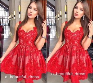 Billiga Röda Korta Prom Klänningar V Neck Lace Appliqued Ärmlös Skräddarsy Homecoming Dress Plus Size Cocktail Gowns