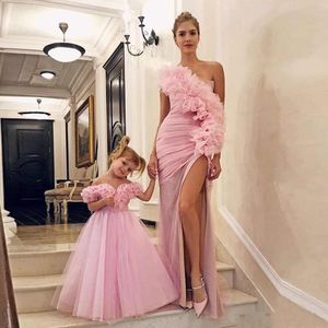 2020 Ny billig rosa mor och dotter prom klänningar en axel tyll sjöjungfru sida split tiered blommor formella aftonklänningar par249c