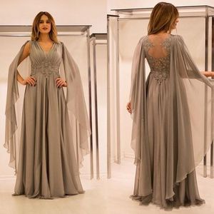 Nya Chiffon Mother of the Bride Dresses V Neck Lace Appliques Tonged With Cape Plus Size Party Dress Formella aftonklänningar