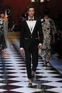 Fashion Runway Groomsmen Notch White Lapel Groom Tuxedos Black Men Suits Wedding/Prom Best Man Blazer (Jacket+ Pants+Vest+Bowtie)