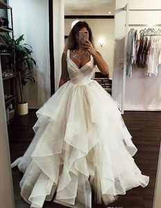 スパゲットホワイトVネックチュールウエディングドレスホワイトイブニングプロムイブニングドレス魅力的なスイープ列のノースリーブ女性のプロムパーティーイブニングドレス