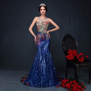 Luxury Trailing Long Cheongsams Paillettes / Ricamo Backless Qipao Robe Orientale Tradizione cinese Abito da sposa Mermaid TV Movie Costume