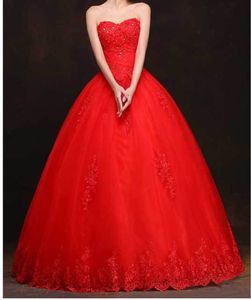 エレガントな赤いボールガウンのウェディングドレスの床の長さのブライダルガウンのプリーツチュールオーガンザフローラルアップリケ安いビーズのウェディングドレス