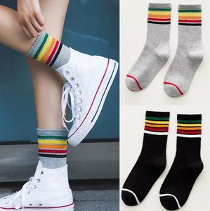Casual Rainbow Stripes Crew Socks Julklappar Män Kvinnor Tonåring Lätta halkfria bomull Unisex strumpor Strumpor Underkläder 3färger