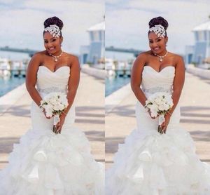 2020 Billiga African Plus Size Mermaid Bröllopsklänningar Sweetheart Crystal Beaded Ärmlös Organza Ruffles Tiered Custom Formal Bridal Gowns