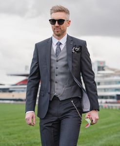 Dark Grey Groom Tuxedos Notch Lapel Groomsman Wedding 3 Piece Suit Moda Mężczyźni Business Party Jacket Blazer (Kurtka + spodnie + krawat + kamizelka) 2583