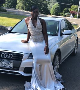 African Black Sier Girls Meerjungfrau Prom Kleider lange Halfterhals Spitze Applikat Rückenfreies formelles Kleid Abend Kleidung Vestidos de fiesta Largos