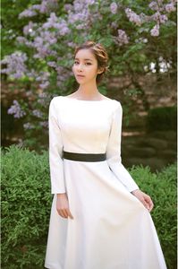 長袖の黒と白の短いウェディングドレス
