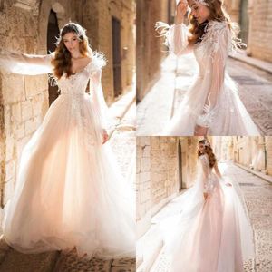 Naviblue 2020 Luxury Feather Wedding Dresses V Neck Långärmad Beading Bridal Gowns Lace Appliqued Country Style Beach Wedding Dress