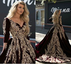 2019 Appliqued Burgundia Prom Dresses Gold Cekiny Linia V Neck 3/4 Długie rękawy Skromne suknie wieczorowe Sweep Sweep Velvet Formalna sukienka