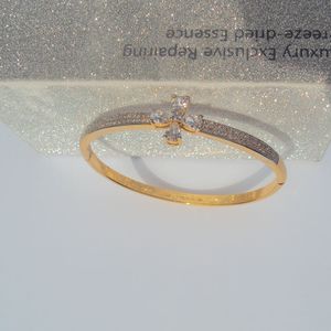 „xu ping“ Senior Design Feines massives Gelbgold GF CZ Kubikzircon Kreuz Blume Makramee-Armband 60# Damen