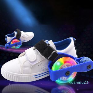 Atacado-Flashing Luminous patins calçados infantis Seguro patins Sports Skating Duplo Row para adultos e crianças