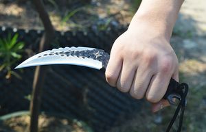 屋外サバイバルKarambit Knife 440Cサテンブレードフルタンパラコードハンドル固定刃の爪ナイフ付き革シース