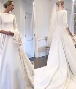 2019 Abiti da sposa in raso modesti Meghan Markle Style Bateau Neck Maniche a 3/4 Bottoni ricoperti con arricciature Abito da sposa da giardino posteriore corte strascico