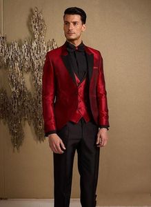 Moda Shinny Red Groom Tuxedos Black Peak Lapel Mężczyźni Ślub Tuxedos Men Kurtka Blazer Doskonały 3-częściowy garnitur (kurtka + spodnie + krawat + kamizelka) 1670