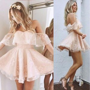 놀라운 오프 숄더 레이스 핑크 홈 커밍 드레스 리틀 짧은 A 라인 주름 미니 칵테일 드레스 등이없는 졸업 드레스