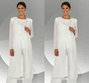 Tailleur pantalone per la madre della sposa a maniche lunghe in chiffon bianco con camicetta lunga con paillettes e perline. Tailleur pantalone per la madre dello sposo